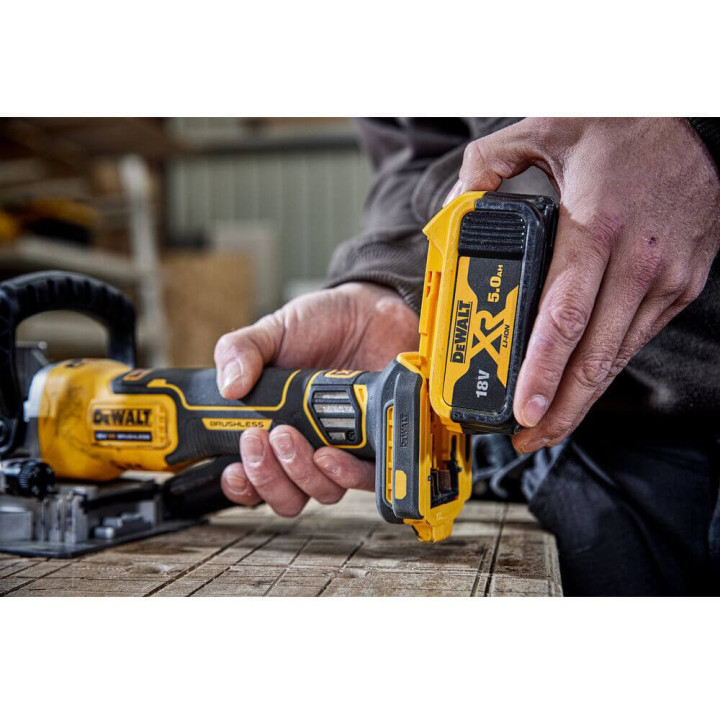 Фрезер акумуляторний безщітковий DeWALT DCW682NT