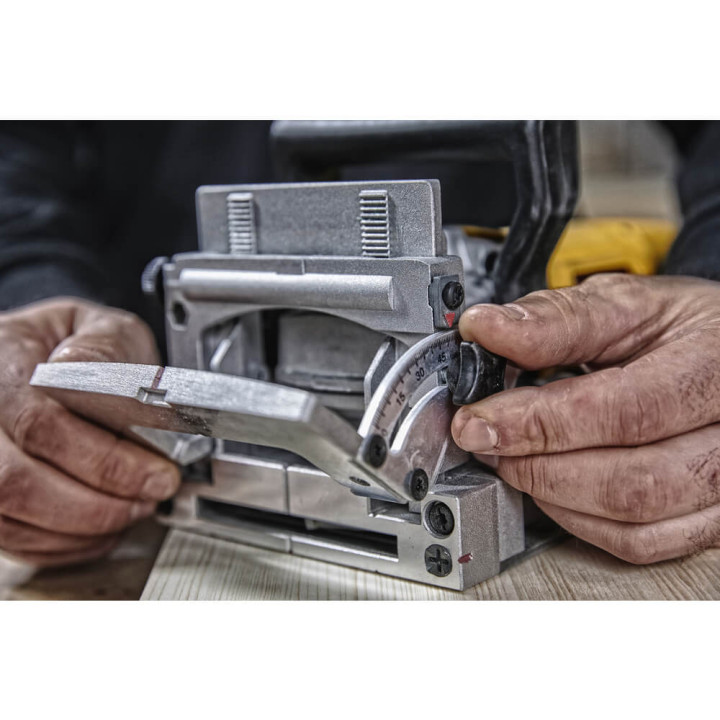 Фрезер ламельний мережевий DeWALT DW682K