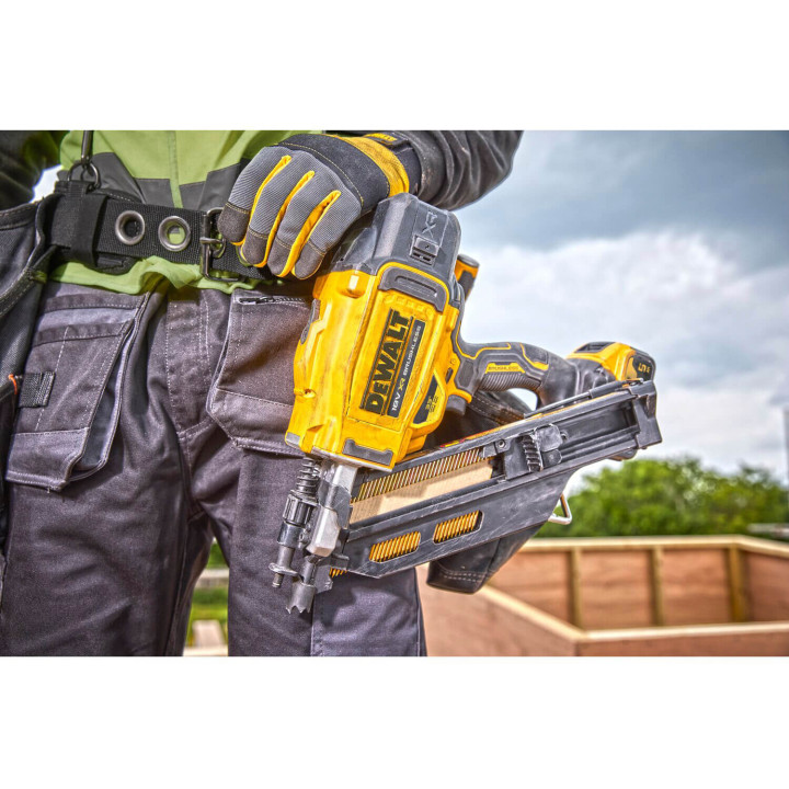 Пістолет цвяхозабивний акумуляторний безщітковий DeWALT DCN930N