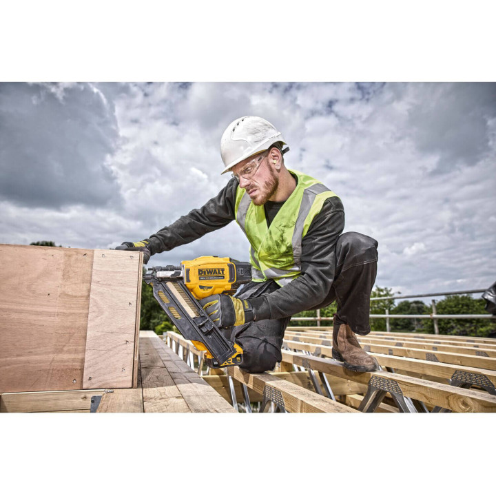 Пістолет цвяхозабивний акумуляторний безщітковий DeWALT DCN930N