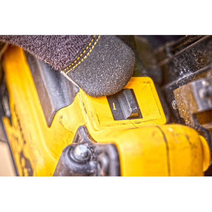 Пістолет цвяхозабивний акумуляторний безщітковий DeWALT DCN930P2