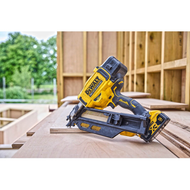 Пістолет цвяхозабивний акумуляторний безщітковий DeWALT DCN930P2