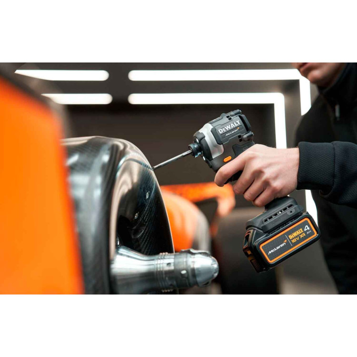 Набір з двох інструментів акумуляторних безщіткових McLaren F1 TEAM LIMITED EDITION DeWALT DCK200MM2T