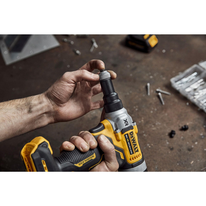 Заклепник акумуляторний безщітковий DeWALT DCF414NT