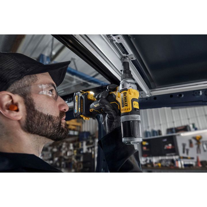 Заклепник акумуляторний безщітковий DeWALT DCF414NT
